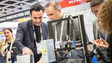 Präsentation eines Start-ups der transCampus-Kooperation zwischen der TUD und dem IITM auf der GITEX Europe 2025 in Berlin