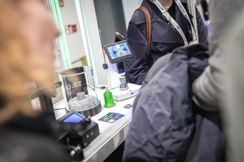 Präsentation eines Start-ups der transCampus-Kooperation zwischen der TUD und dem IITM auf der GITEX Europe 2025 in Berlin