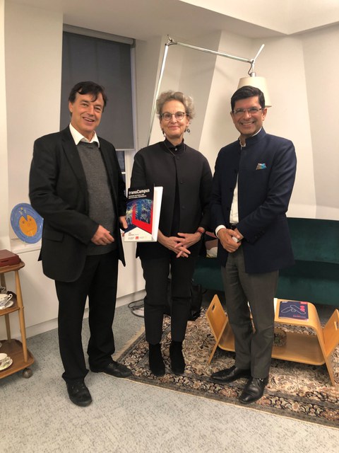 In Gruppe stehen die Rektorin Prof. Ursula M. Staudinger, Prof. Bornstein und Prof. Kapur