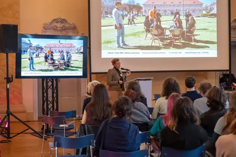 Präsentation von Frau Mensing-De Jong am ersten Konferenztag