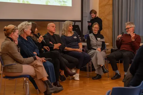 Podiusmsdiskussion am ersten Konferenztag