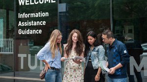 Internationale Studenten vor Infostelle