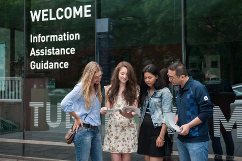 Internationale Studenten vor Infostelle