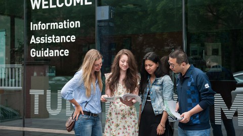 Internationale Studenten vor Infostelle