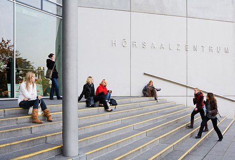 Foto einer Treppe vorm Hörsaalzentrum der TU Dresden