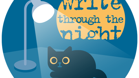 Eine dunkle Katze sitzt mit mondgelb leuchtenden Augen unter einer hell erleuchteten Schreibtischlampe. Im Hintergrund scheint ein Mond, in dem steht: "Write through the Night".