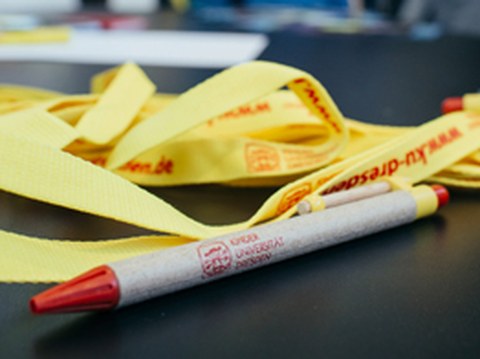 Stift der Kinder-Uni mit gelbem Schlüsselband