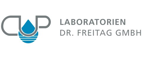 Das Bild zeigt das Logo der CUP Laboratorien Dr. Freitag GmbH. Links stehen grau die Buchstaben CUP, hinter "CUP" ist ein blauer Tropfen zu sehen. Daneben steht der Firmenname in grau. 