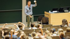 Impressionen von der Kinder-Uni mit Doktorand Dominik Koll