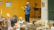 Impressionen von der Kinder-Uni mit Doktorand Dominik Koll