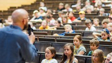 Impressionen von der Kinder-Uni mit Doktorand Dominik Koll
