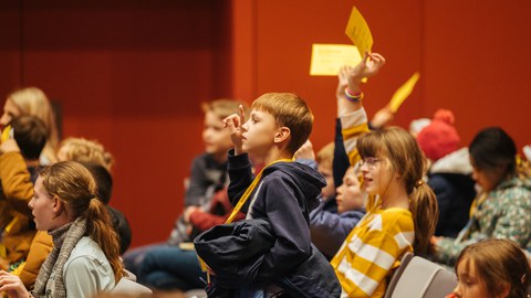 Einige Kinder melden sich.