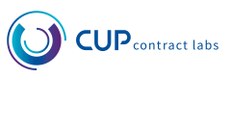 Das Bild zeigt das Logo der CUP Laboratorien Dr. Freitag GmbH. Links stehen grau die Buchstaben CUP, hinter "CUP" ist ein blauer Tropfen zu sehen. Daneben steht der Firmenname in grau. 