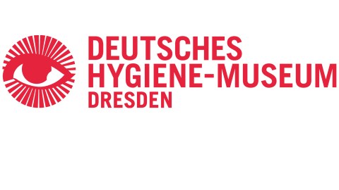 Die Grafik zeigt das Logo des Deutschen Hygiene-Museums Dresden. Das Logo ist rot. Es zeigt ein Auge mit oberem und unteren Wimpernkranz. Rechts neben dem Auge steht "Deutsches Hygiene-Museum Dresden".
