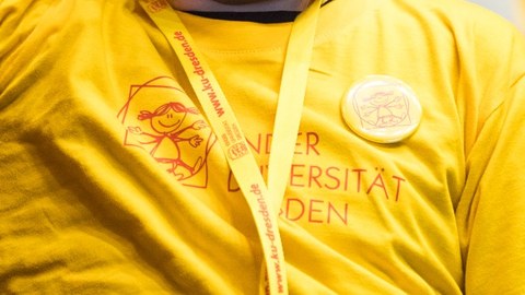 T-Shirt, Badge-Holder der Kinder-Universität