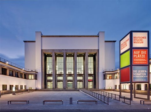 Das Foto zeigt den Haupteingang des Hygiene-Museums Dresden. Der Bau vereint die klaren Linien des Bauhaus mit monumental-klassizistischen Elementen.