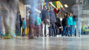 Das Foto zeigt viele Kinder mit ihren Eltern im Foyer des Hörsaalzentrums.