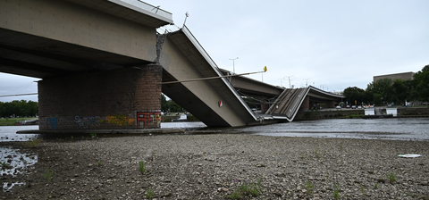 Das Foto zeigt die eingestürzte Carolabrücke in Dresden.
