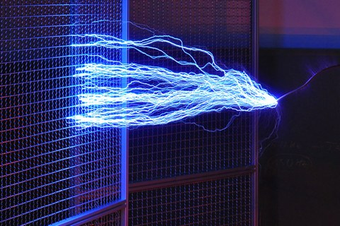 Elektrischer Strom sichtbar gemacht in Metallkäfig.