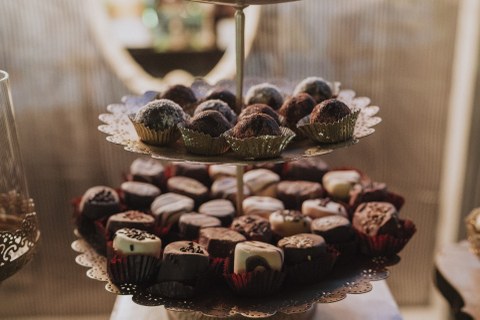 Das Foto zeigt eine Etagere mit vielen verschiedenen Pralininen aus Schokolade.