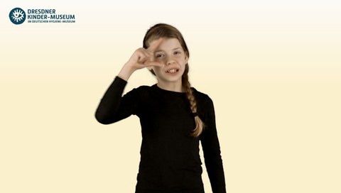 Mädchen bildet den Buchstaben "C" in Gebärdensprache.