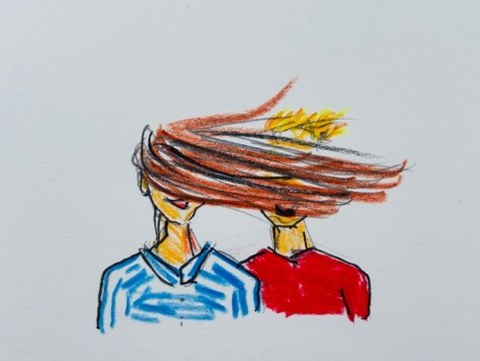 Das Bild zeigt eine Zeichnung von zwei Personen, die nebeneinander stehen. Links steht eine Person in blauem Hemd mit langem braunen Haar. Die Haare wehen ihr vor das Gesicht. Rechts daneben steht eine Person mit blondem Haar und rotem Oberteil. Ihr Gesicht wird ebenfalls vom wehenden Haar der anderen Person verdeckt.
