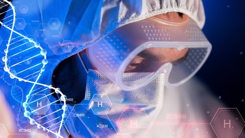 Ein Mediziner in Schutzkleidung und vor ihm sind DNA-Stränge und chemische Formeln zu sehen.