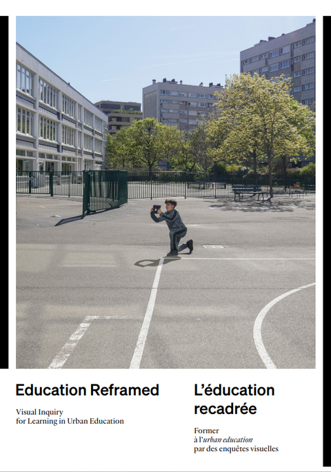 Zusehen ist ein Kind,d ass inmitten eines betonierten Platzes mit einem Ball spielt