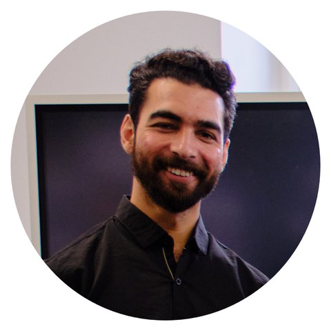 Das Bild zeigt einen Kopf im Profil mit einem Fragezeichen davor.
