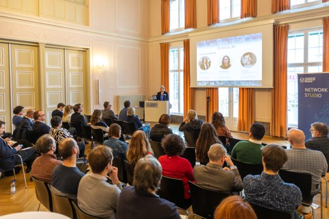 Präsentation einer weiblichen Personen mit gefüllten Auditorium im Festsaal Rektorat TUD