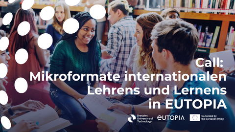 Auf dem Foto sind mehrere Personen in einem Raum mit Bücherregalen zu sehen. Sie sitzen jeweils zu viert in einem Kreis und unterhalten sich.