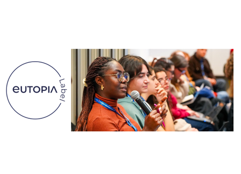 Das Logo "EUTOPIA Label" und mehrere Studierende von denen eine gerade in ein Mikrofon spricht.