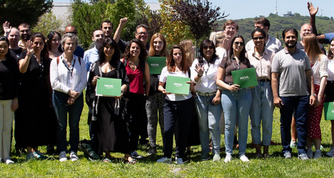 Ein gelbes Quadrat mit Infos zur Summerschool die auch im Text stehen