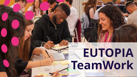 Zwei Studierende an einem Schreibtisch, darüber der Text TeamWork