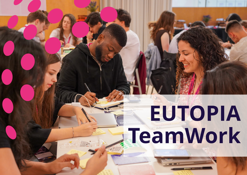 Zwei Studierende an einem Schreibtisch, darüber der Text TeamWork