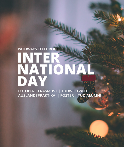 Weihnachtsbaum unscharf mit dem Text International Day davor