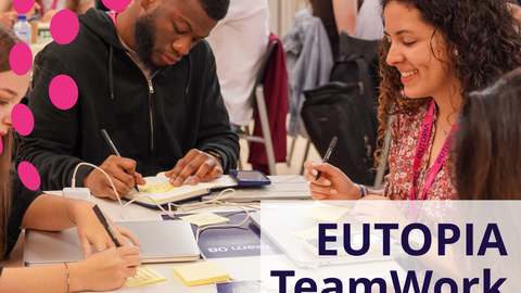 Zwei Studierende an einem Schreibtisch, darüber der Text TeamWork
