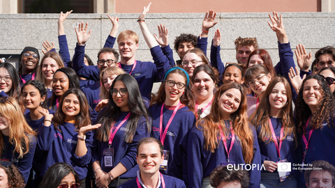 Vier Studierende die lächelnd beisammen stehen. Dazu der Text "Innovation Challenges for Students"