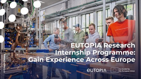 Mehrere Studierende die eine Maschine beobachten