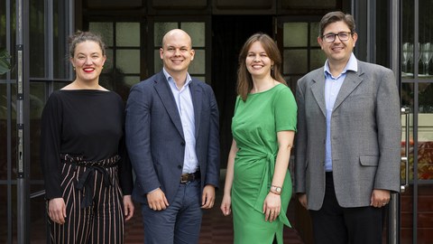 Die 4 gewählten neuen Mitglieder nebeneinander stehend