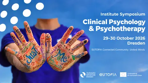Eine Person hält zwei Hände mit bunt beschriebenen Handflächen nach vorn. Daneben stehen auf blauem Hintergrund Titel, Datum und Ort des Symposiums sowie „EUTOPIA Connected Community: United Minds“. Unten sind die Logos der TU Dresden, von EUTOPIA und der