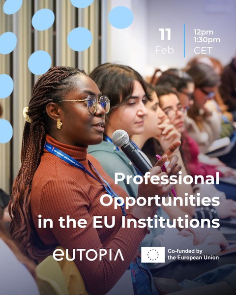 Eine Studentin die in ein Mikrofon spricht