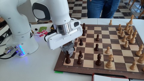 Ein Roboter spielt Schach