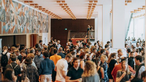 Menschen bei einer Konferenz im Kulturpalast