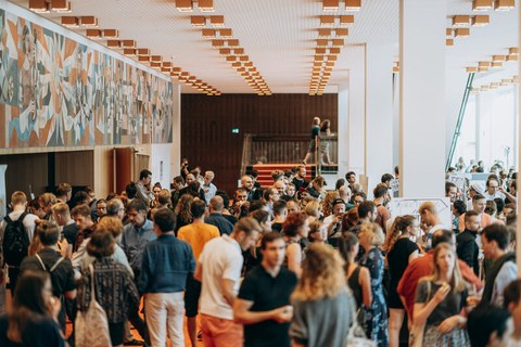 Menschen bei einer Konferenz im Kulturpalast
