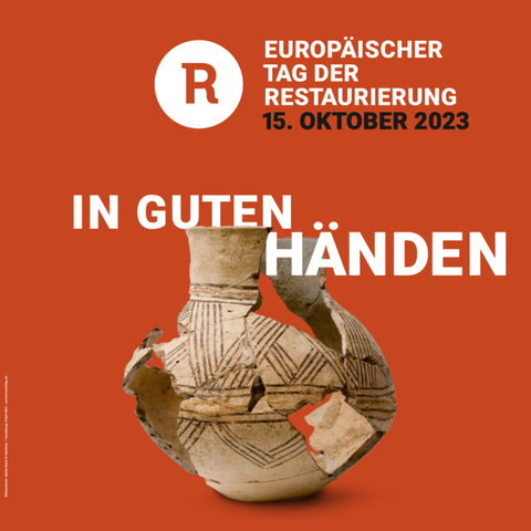 Der Schriftzug zum Tag der Restaurierung 2023 mit einer aus Scherben zusammengesetzten antiken Vase