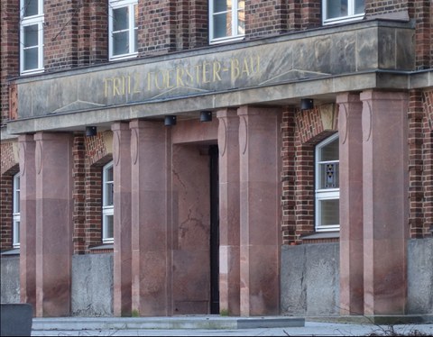 Das Portal des Fritz-Förster-Baus auf dem Campus der TU Dresden