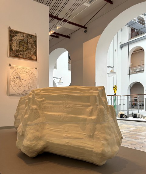 lick in die Ausstellung "S+T+ARTS Ec(h)o Showing" mit "Landscape of False Information" von Carolyn Kirschner