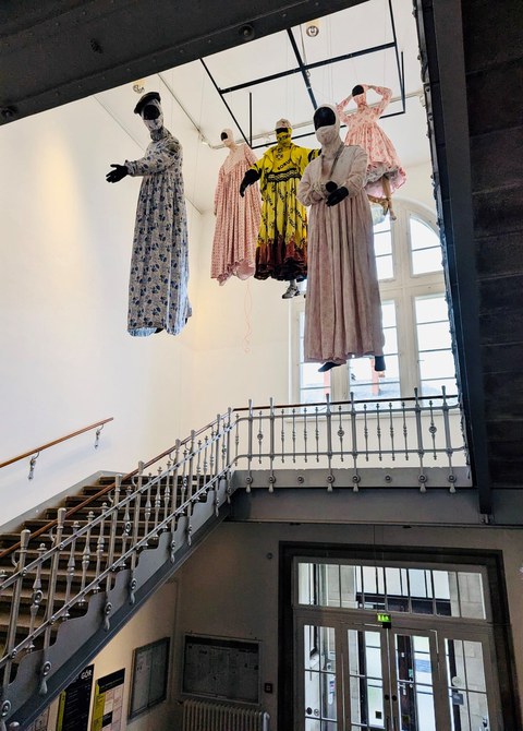 Blick in die Ausstellung "S+T+ARTS Ec(h)o Showing" mit Figurengruppe aus "Die Walküre" von Theda Nilsson-Eicke