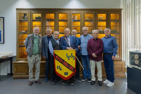 Acht Mitglieder der Seminargruppe mit ihrer Fahne in der Kustodie
